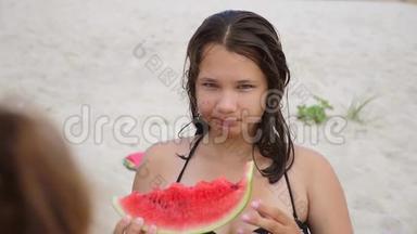 <strong>小朋友</strong>在沙滩上吃西瓜慢动作视频.. 女孩少年长着粉刺吃西瓜。 概念